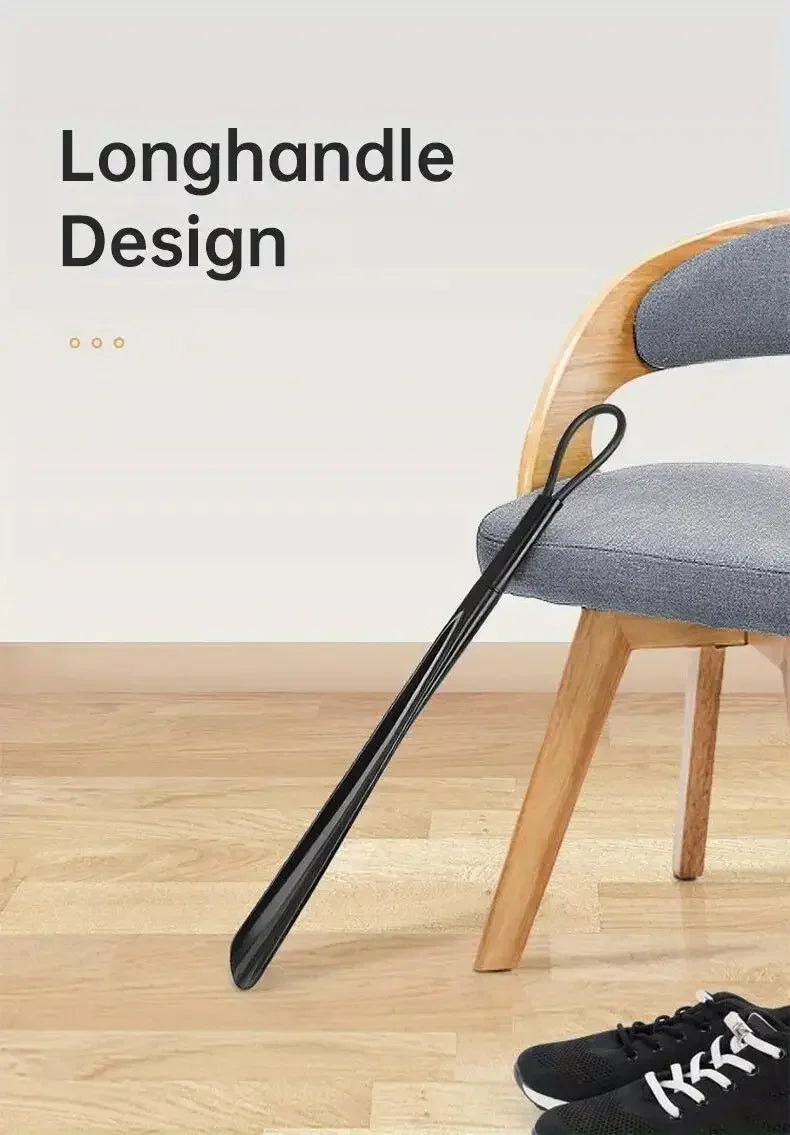 A .A Chausse-pied extra-longue en plastique flexible conçue pour faciliter l'enfilage de chaussures sans effort de flexion.