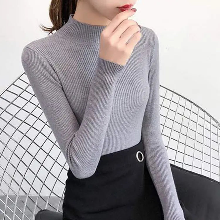 Découvrez l'élégance intemporelle avec ce pull col montant pour femme.