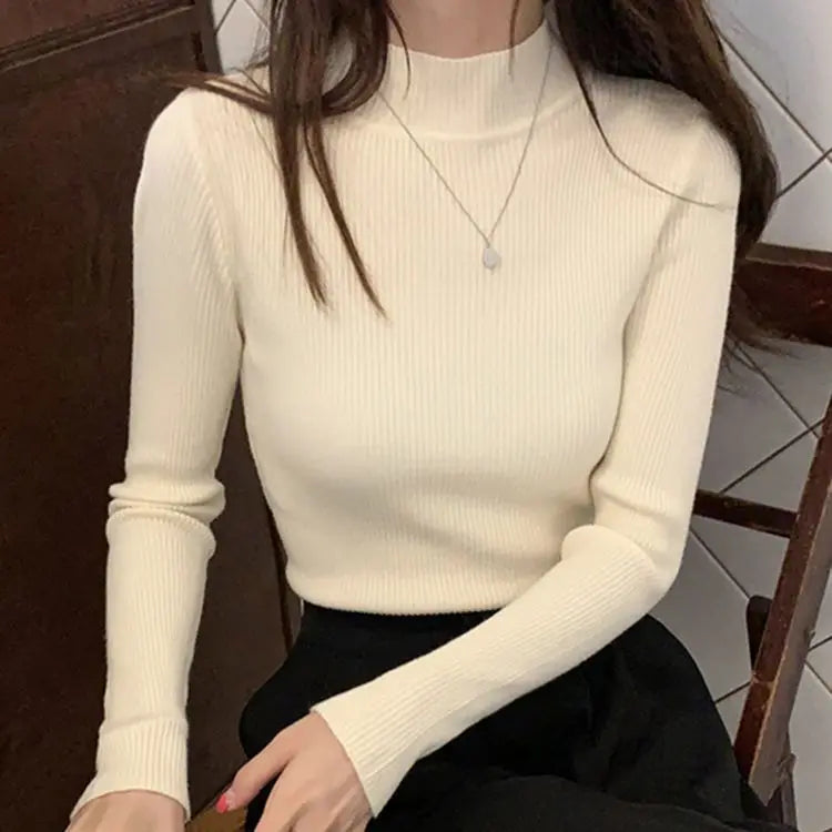 Découvrez l'élégance intemporelle avec ce pull col montant pour femme.