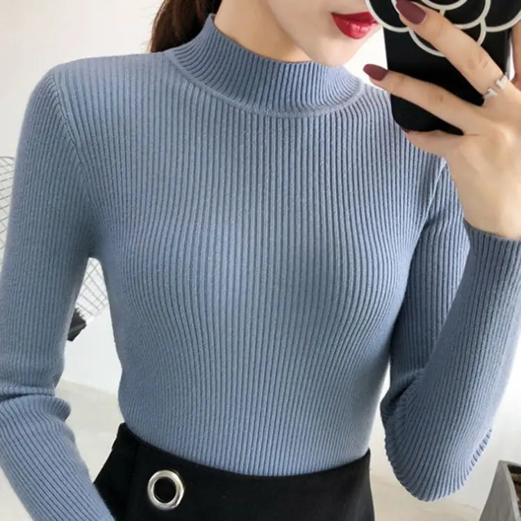 Découvrez l'élégance intemporelle avec ce pull col montant pour femme.