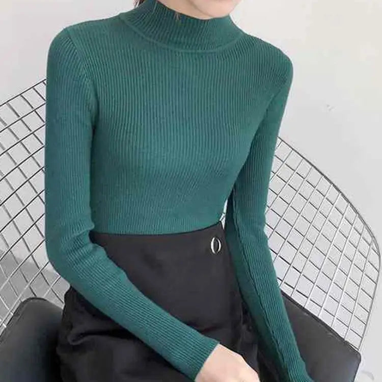 Découvrez l'élégance intemporelle avec ce pull col montant pour femme.