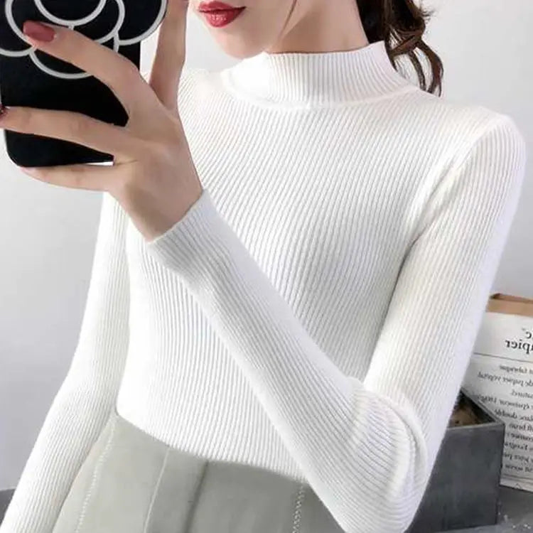 Découvrez l'élégance intemporelle avec ce pull col montant pour femme.