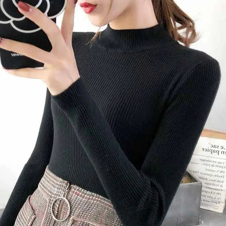 Découvrez l'élégance intemporelle avec ce pull col montant pour femme.