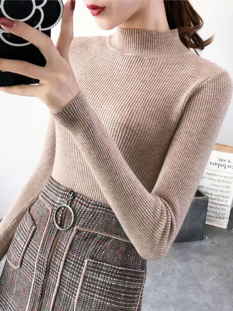 Découvrez l'élégance intemporelle avec ce pull col montant pour femme.